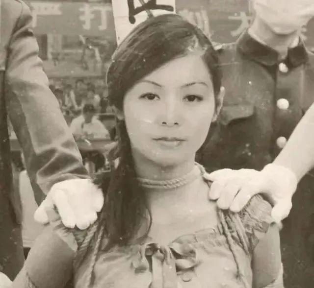 比基尼游泳被枪毙的女子开元棋牌1983年穿(图2)